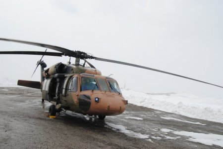Kar, helikoptere izin vermeyince hamile kadına karadan ulaşıldı