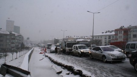 Kar, İstanbul trafiğini kilitledi