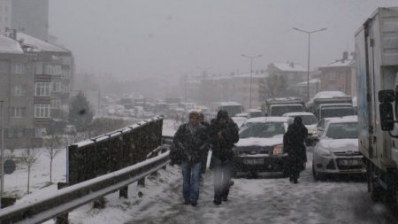 Kar, İstanbul trafiğini kilitledi