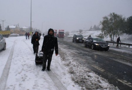 Kar, İstanbul trafiğini kilitledi