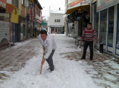 Kar, Şarkışla'yı Elektriksiz Bıraktı