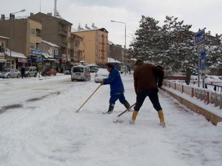 Kar, Şarkışla'yı Elektriksiz Bıraktı