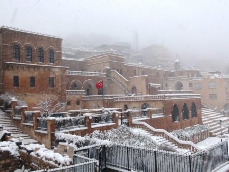 Kar, tarihi kent Mardin’i beyaza bürüdü