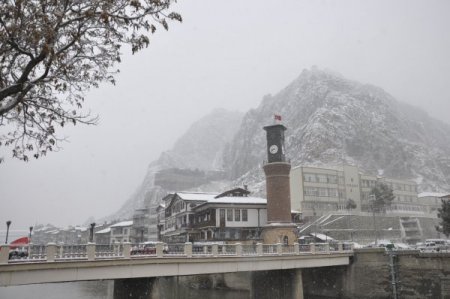 Kar, tarihi şehzadeler şehri Amasya’yı beyaza bürüdü