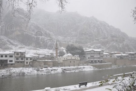 Kar, tarihi şehzadeler şehri Amasya’yı beyaza bürüdü