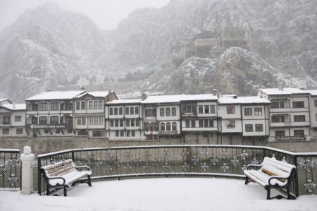Kar, tarihi şehzadeler şehri Amasya’yı beyaza bürüdü