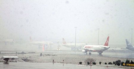 Kar, uçuşları etkiledi