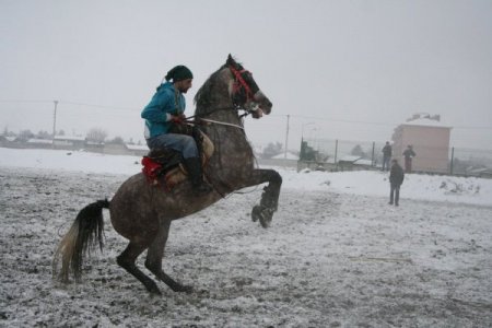 Kar altında cirit keyfi