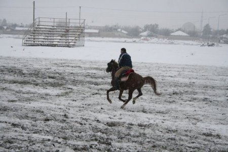 Kar altında cirit keyfi