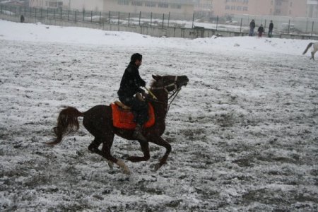 Kar altında cirit keyfi