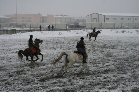 Kar altında cirit keyfi