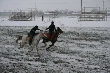 Kar altında cirit keyfi