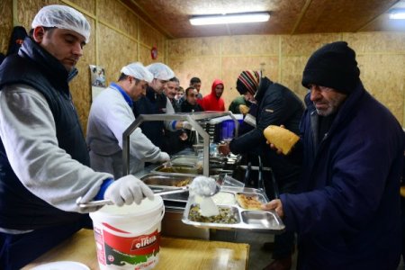 Kar bastırdı, kimsesizler barınmaevine akın etti