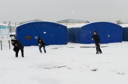 Kar bastırdı, kimsesizler barınmaevine akın etti