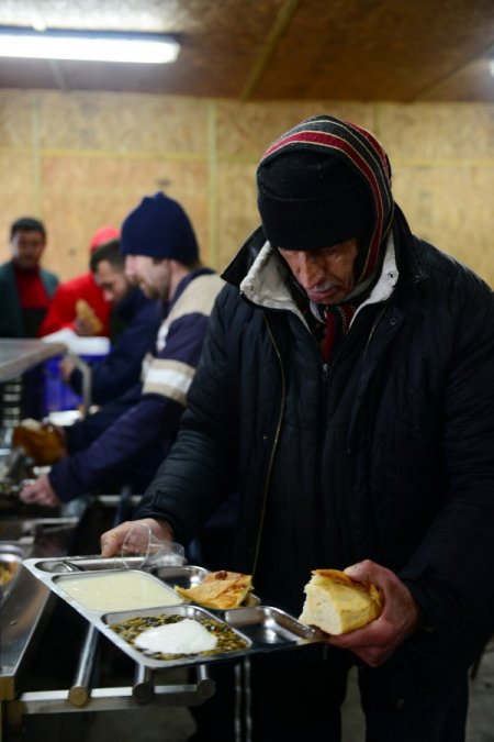 Kar bastırdı, kimsesizler barınmaevine akın etti