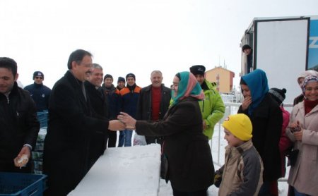 Kar festivalinde vatandaşa ekmek arası sucuk ikram edildi