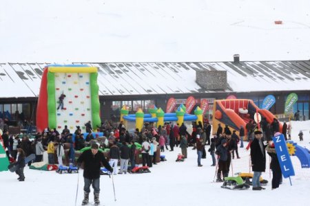 Kar festivalinde vatandaşa ekmek arası sucuk ikram edildi