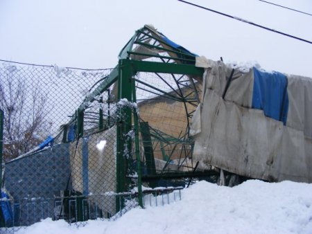 Kar halı sahanın çatısını çökertti