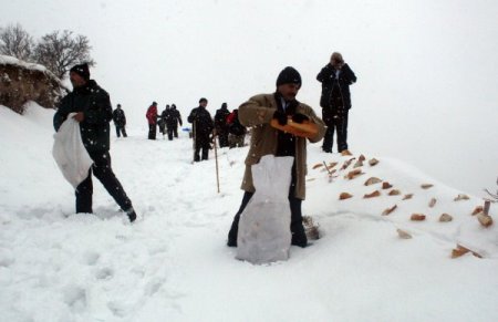 Kar Kaplanları yaban hayatı için yemleme yaptı