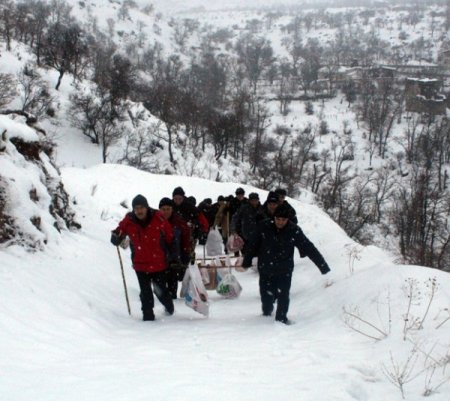 Kar Kaplanları yaban hayatı için yemleme yaptı