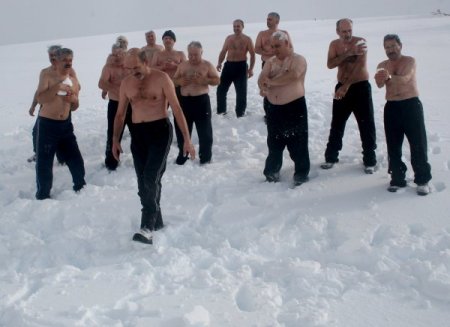 Kar Kaplanları yılın son kar banyosunu yaptı