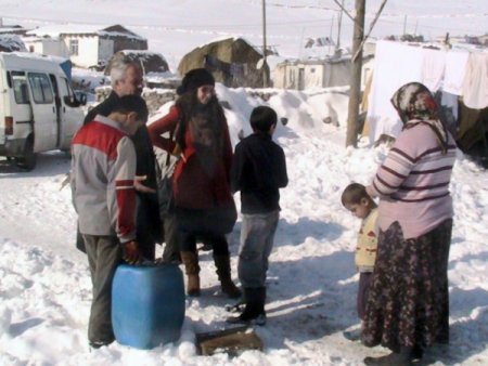 Kar kış demeden çocukları okullu yapamaya çalışıyorlar
