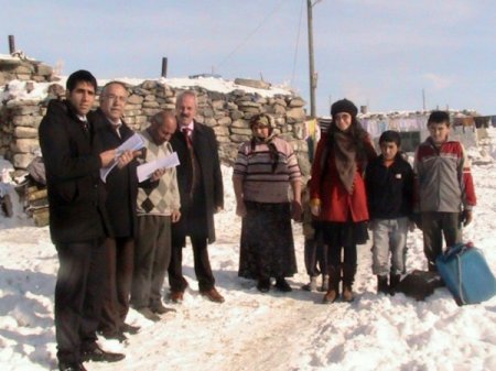 Kar kış demeden çocukları okullu yapamaya çalışıyorlar