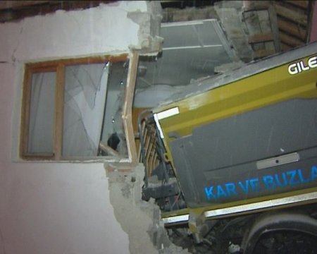 Kar küreme aracı yatak odasına daldı: 3 hafif yaralı