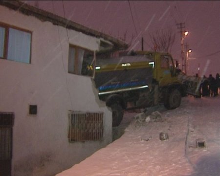 Kar küreme aracı yatak odasına daldı: 3 hafif yaralı