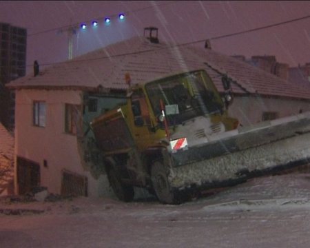 Kar küreme aracı yatak odasına daldı: 3 hafif yaralı