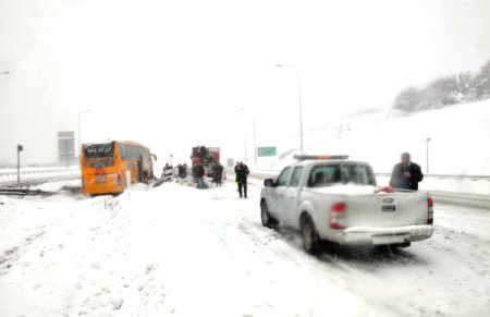 Kar lastiği bulunmayan otobüs, bariyerlere çarptı: 1 yaralı