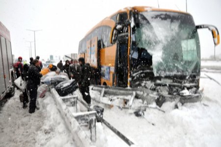 Kar lastiği bulunmayan otobüs, bariyerlere çarptı: 1 yaralı