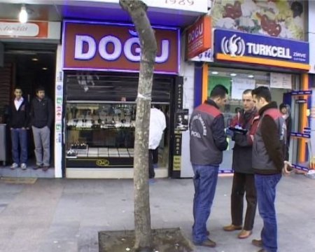 Kar Maskesiyle Kuyumcu Soydular