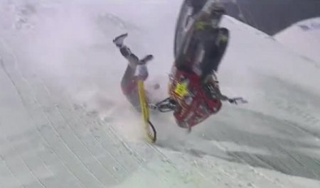 Kar motosikleti şovu kaza ile bitti: Sporcu ağır yaralı