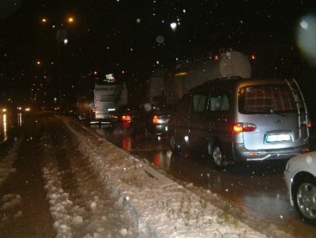 Kar Nedeniyle Yolda Mahsur Kalanların Yardımına Kızılay Koştu