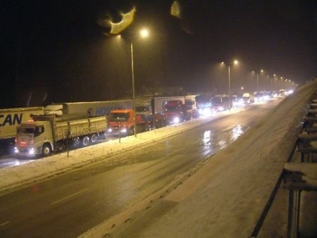 Kar Nedeniyle Yolda Mahsur Kalanların Yardımına Kızılay Koştu