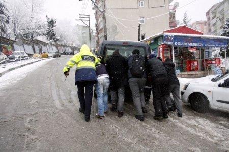 Kar nedeniyle yollarda kalan araçları polis itti
