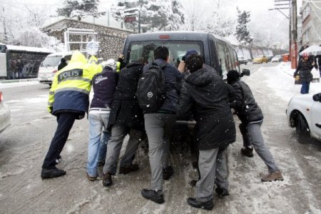 Kar nedeniyle yollarda kalan araçları polis itti