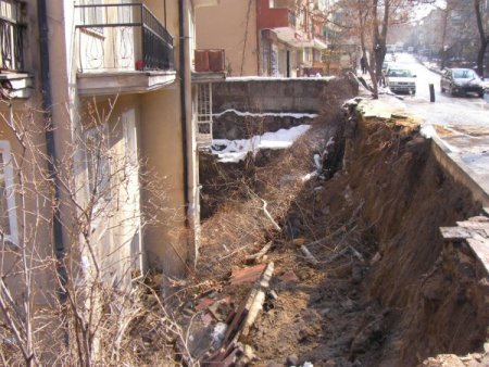 Kar Suyu İstinat Duvarını Yıktığı Evde Hasara Yol Açtı