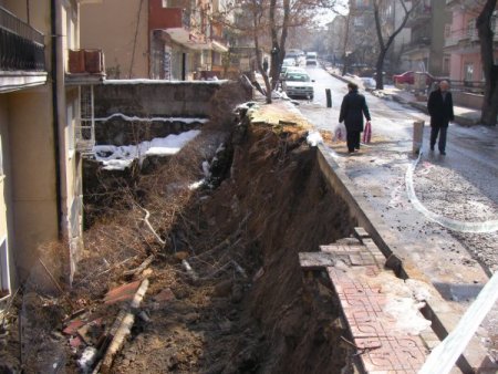 Kar Suyu İstinat Duvarını Yıktığı Evde Hasara Yol Açtı