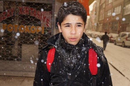 Kar tatilinden habersiz öğrenciler okul kapısından döndü (Özel)