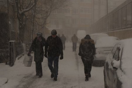 Kar tatilinden habersiz öğrenciler okul kapısından döndü (Özel)