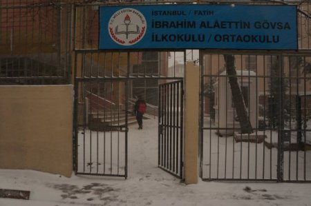 Kar tatilinden habersiz öğrenciler okul kapısından döndü (Özel)