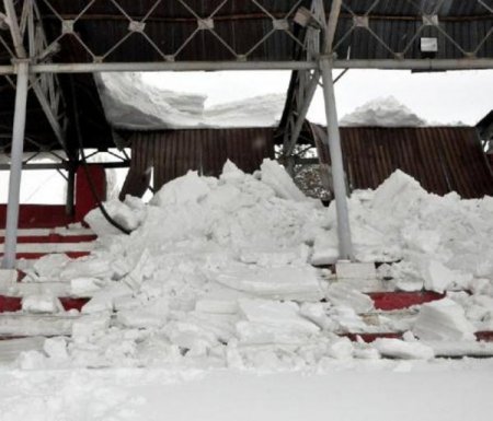 Kar Temizliği Yapılan Tribünün Çatısı Çöktü: 3 İşçi Yaralandı