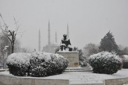 Kar Trakya'da etkili olmaya başladı, ulaşım aksıyor