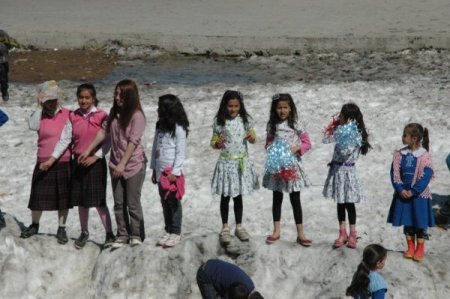 Kar Üstünde 23 Nisan Kutlaması Yaptılar