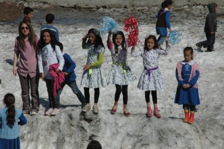 Kar Üstünde 23 Nisan Kutlaması Yaptılar