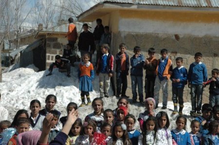 Kar Üstünde 23 Nisan Kutlaması Yaptılar