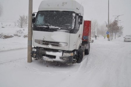 Kar Ve Tipi Sebebiyle Yozgat- Çorum Yolu Trafiğe Kapatıldı