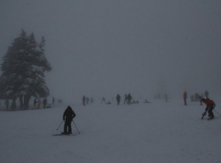Kar ve tipiye rağmen kayak tutkunları Uludağ’a akın etti